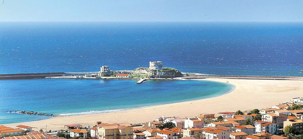 La lunga spiaggia di Bosa Marina