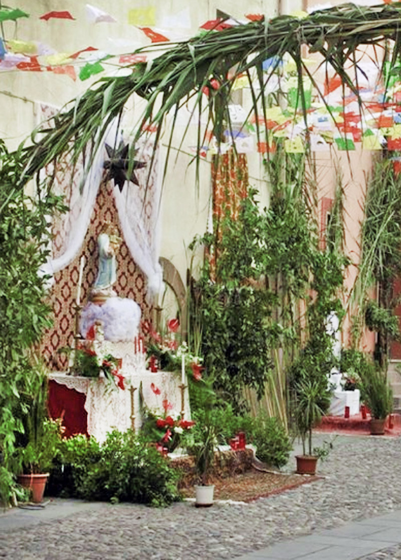 Altarpieces among the streets of the historic center